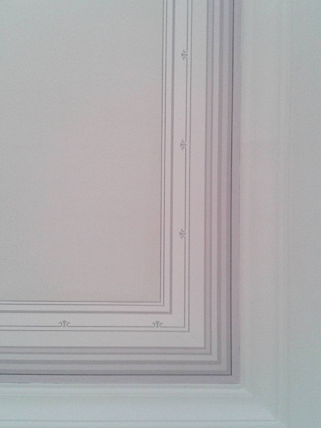 Das Treppenhaus (Berlin / Prenzlauer Berg) wurde in Grau gestaltet. Neben den Malerarbeiten haben wir eine Deckenmalerei mit Begleitstrichen und Schablone angebracht. Dies ist ein kleines Dankschön für meine Auftraggeber für die wir im Treppenhaus die Malerarbeiten ausführen durften. Passend zum Amiante wurden Lichtschalter aus Bakelit angebracht. Die Idee und das Konzept hatte Malermeister Norbert Schimpf. Berlin